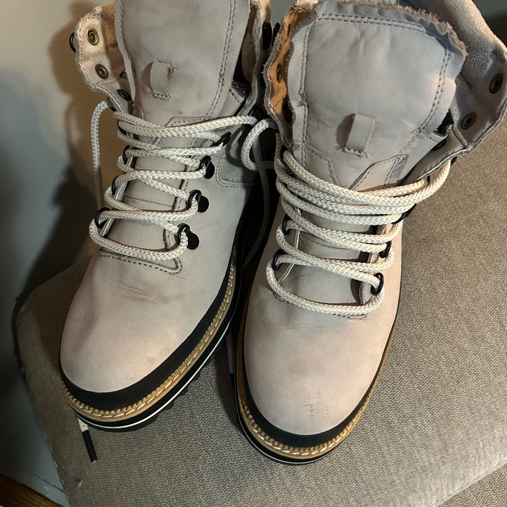 Toms Light Beige Lace-Up Combat Boots with Contrast Trim